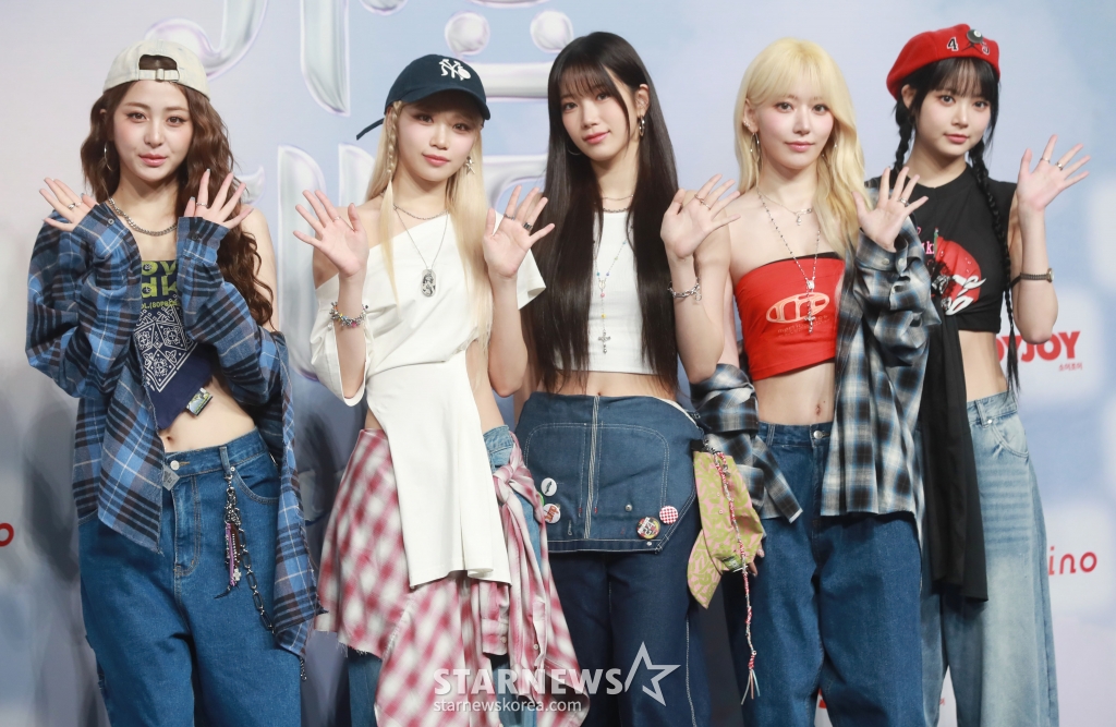 걸그룹 르세라핌이 21일 오후 인천 한 리조트에서 진행된 2024 가요대전 블루카펫 행사에 참석해 포즈를 취하고 있다. /2024.07.21 /사진=이동훈