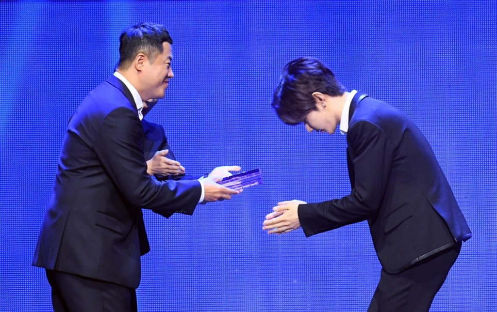 어헤드코리아 임찬 대표와 제로베이스원 장하오