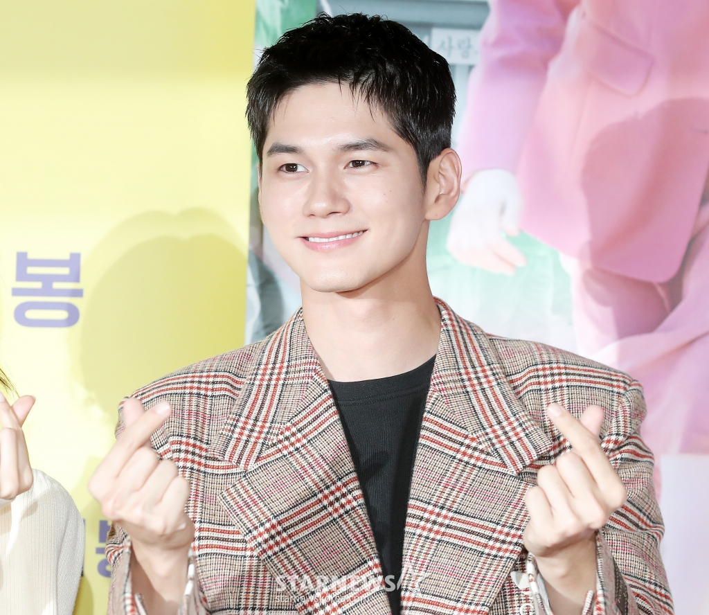 배우 옹성우가 26일 오후 서울 송파구 롯데월드 타워 롯데시네마에서 열린 영화 '인생은 아름다워' VIP 시사회에 참석해 포즈를 취하고 있다. '인생은 아름다워'는 자신의 생일선물로 첫사랑을 찾아 달라는 황당한 요구를 한 아내 세연(염정아 분)과 마지못해 그녀와 함께 전국 곳곳을 누비며 과거로의 여행을 떠나게 된 남편 진봉(류승룡 분)이 흥겨운 리듬과 멜로디로 우리의 인생을 노래하는 국내 최초의 주크박스 뮤지컬 영화다. 오는 28일 개봉. 2022.09.26