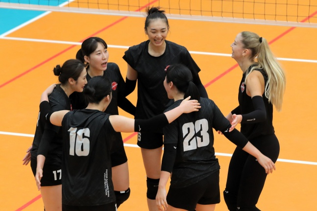 페퍼저축은행 선수단이 일본 가와사키시 타마가와 아레나에서 열린 NEC 레드 로켓츠와 연습 경기를 앞두고 환하게 웃고 있다. /사진=페퍼저축은행 배구단 제공