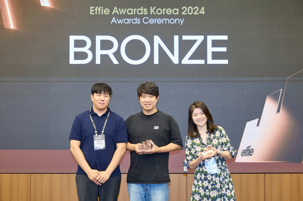 오비맥주의 크리에이티브 조직 ‘드래프트라인’ 소속의 류원기 Director(중앙), 오비맥주의 크리에이티브 조직 ‘드래프트라인’ 소속의 류원기 Director(중앙), 오지은 BXD. Sr. Manager(우측)가 ‘2024 에피 어워드 코리아’ 시상식에서 기념 촬영을 하고 있다.