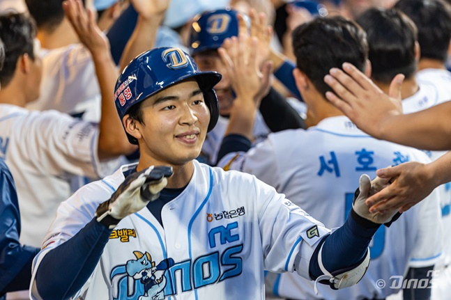 NC 김휘집이 25일 창원 KIA전에서 3회 말 역전 3점 홈런을 기록한 후 동료들에게 축하를 받고 있다. /사진=NC 다이노스 제공