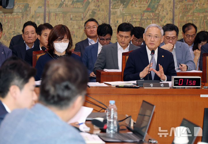 유인촌 문화체육관광부 장관이 26일 서울 여의도 국회에서 열린 제1차 문화체육관광위원회 전체회의에서 의원 질의에 답하고 있다. /사진=뉴시스