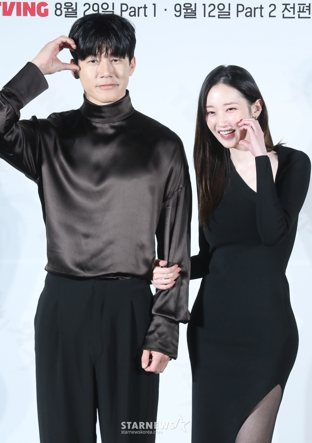배우 김무열, 전종서가 27일 오후 서울 용산CGV에서 열린 TVING 오리지널 '우씨왕후' 제작발표회에 참석해 포즈를 취하고 있다. 드라마 '우씨왕후'는 갑작스러운 왕의 죽음으로 왕위를 노리는 왕자들과 권력을 잡으려는 다섯 부족의 표적이 된 왕후가 24시간 안에 새로운 왕을 세우기 위해 사투를 벌이는 추격 액션 사극으로 오는 29일 공개된다. 2024.08.27 /사진=임성균