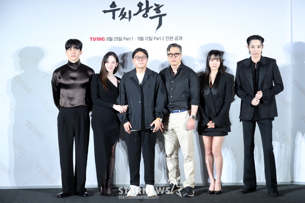 배우 김무열, 전종서, 정세교 감독, 이병학 작가, 배우 정유미, 이수혁이 27일 오후 서울 용산CGV에서 열린 TVING 오리지널 '우씨왕후' 제작발표회에 참석해 포즈를 취하고 있다. 드라마 '우씨왕후'는 갑작스러운 왕의 죽음으로 왕위를 노리는 왕자들과 권력을 잡으려는 다섯 부족의 표적이 된 왕후가 24시간 안에 새로운 왕을 세우기 위해 사투를 벌이는 추격 액션 사극으로 오는 29일 공개된다. 2024.08.27 /사진=임성균