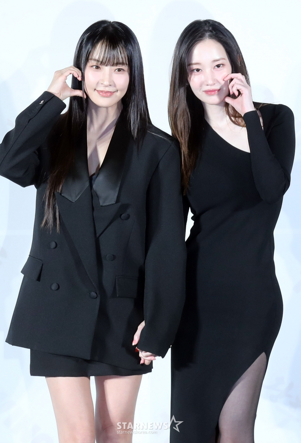 배우 정유미, 전종서가 27일 오후 서울 용산CGV에서 열린 TVING 오리지널 '우씨왕후' 제작발표회에 참석해 포즈를 취하고 있다. 드라마 '우씨왕후'는 갑작스러운 왕의 죽음으로 왕위를 노리는 왕자들과 권력을 잡으려는 다섯 부족의 표적이 된 왕후가 24시간 안에 새로운 왕을 세우기 위해 사투를 벌이는 추격 액션 사극으로 오는 29일 공개된다. 2024.08.27 /사진=임성균