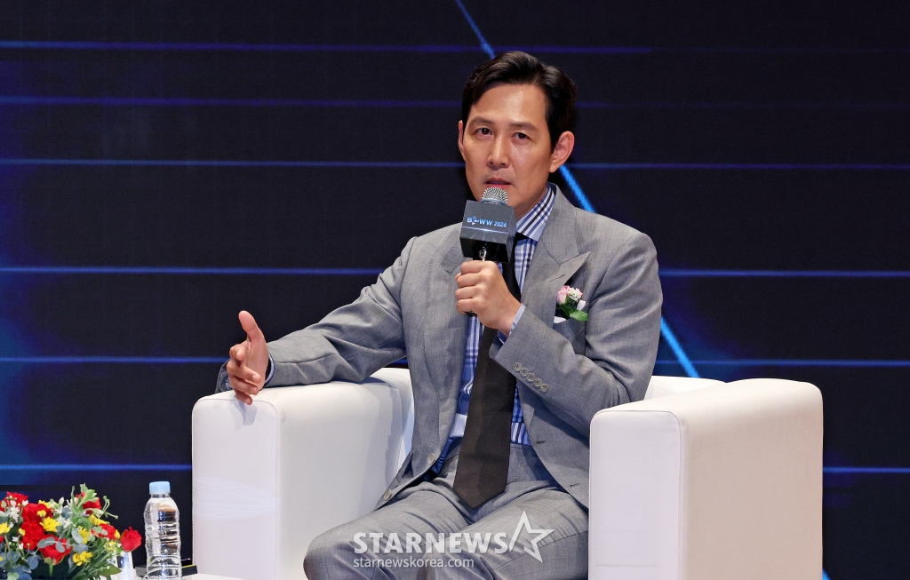 (서울=뉴스1) 장수영 기자 = 배우 겸 제작자 이정재 씨가 27일 오후 서울 강남구 코엑스에서 열린 2024 국제방송영상마켓(BCWW) 스페셜 세션 연사로 나서 '끝없는 도전'을 주제로 발표하고 있다. 2024.8.27/뉴스1 Copyright (C) 뉴스1. All rights reserved. 무단 전재 및 재배포, AI학습 이용 금지. /사진=(서울=뉴스1) 장수영 기자