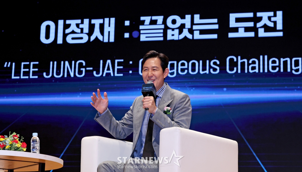 (서울=뉴스1) 장수영 기자 = 배우 겸 제작자 이정재 씨가 27일 오후 서울 강남구 코엑스에서 열린 2024 국제방송영상마켓(BCWW) 스페셜 세션 연사로 나서 '끝없는 도전'을 주제로 발표하고 있다. 2024.8.27/뉴스1 Copyright (C) 뉴스1. All rights reserved. 무단 전재 및 재배포, AI학습 이용 금지. /사진=(서울=뉴스1) 장수영 기자