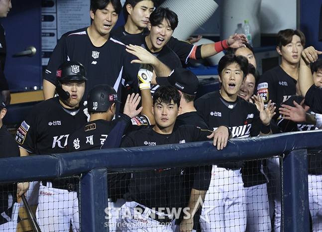'2024 신한 SOL 뱅크 KBO리그' LG-KT전이 28일 서울 잠실야구장에서 열렸다. KT 황재균이 8회초 2사 1루에서 동점 좌월 2점 홈런을 날리고 홈인한 후 더그아웃에서 동료들의 환영을 받고 있다. /사진=김진경 대기자