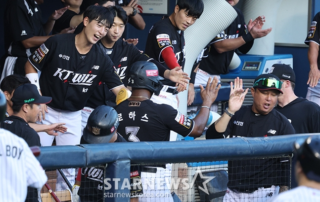 '2024 신한 SOL 뱅크 KBO리그' LG-KT전이 28일 서울 잠실야구장에서 열렸다. KT 1회초 1사 3루에서 3루주자 로하스가 장성우의 희생 플라이 때 선제 득점한 후 더그아웃에서 동료들의 환영을 받고 있다.