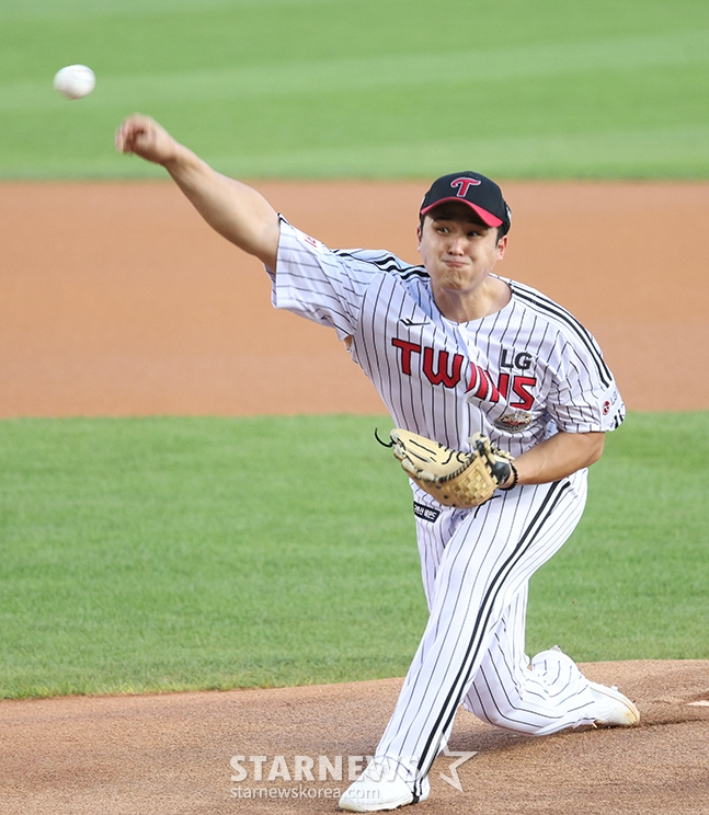 '2024 신한 SOL 뱅크 KBO리그' LG-KT전이 28일 서울 잠실야구장에서 열렸다. LG 선발 최원태가 역투하고 있다. /사진=김진경 대기자