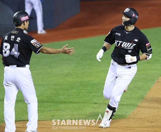 '2024 신한 SOL 뱅크 KBO리그' LG-KT전이 28일 서울 잠실야구장에서 열렸다. KT 오윤석이 8회초 무사에서 좌월 1점 홈런을 날린 후 홈인하고 있다.