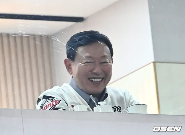신동빈 롯데 회장이 28일 사직 한화전을 지켜보고 있다.