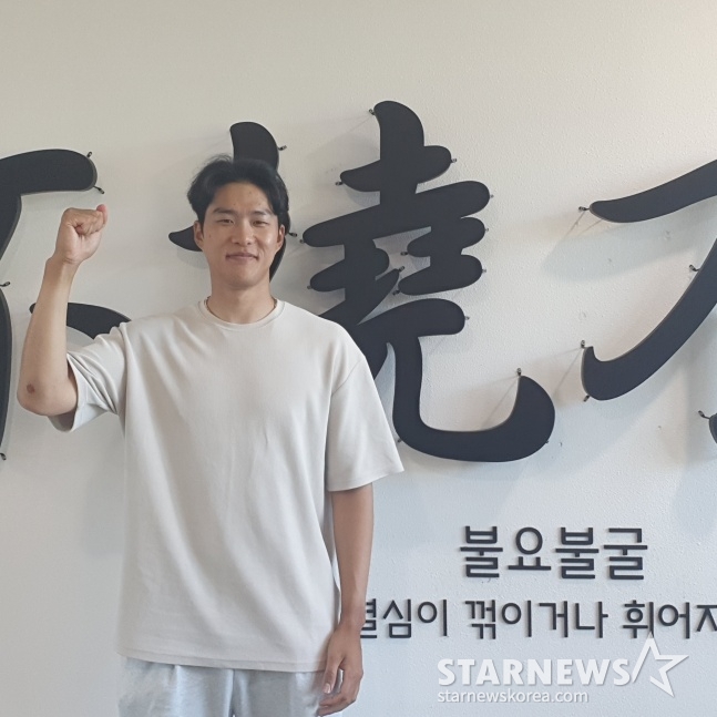 SSG 채현우가 강화SSG퓨처스필드에서 사진 촬영에 응하고 있다. /사진=김동윤 기자