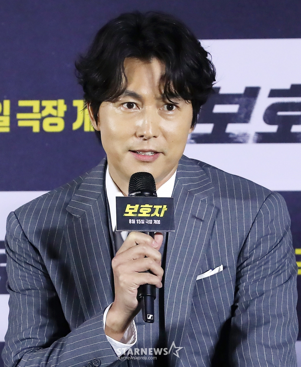 배우 겸 감독 정우성이 24일 오전 서울 용산구 아이파크몰 CGV에서 진행된 영화 '보호자' 제작보고회에 참석해 인사말을 하고 있다. 정우성 감독의 첫 장 영화인 '보호자'는 10년 만에 출소해 몰랐던 딸의 존재를 알고 평범하게 살기를 원하는 수혁과 그를 노리는 이들 사이의 이야기를 그린 액션 영화다. 내달 15일 개봉. 2023.07.24