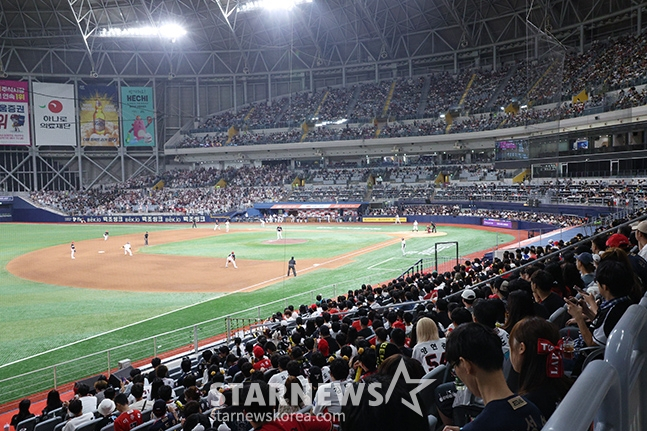 만원 관중이 모인 고척 스카이돔 전경. /사진=김진경 대기자