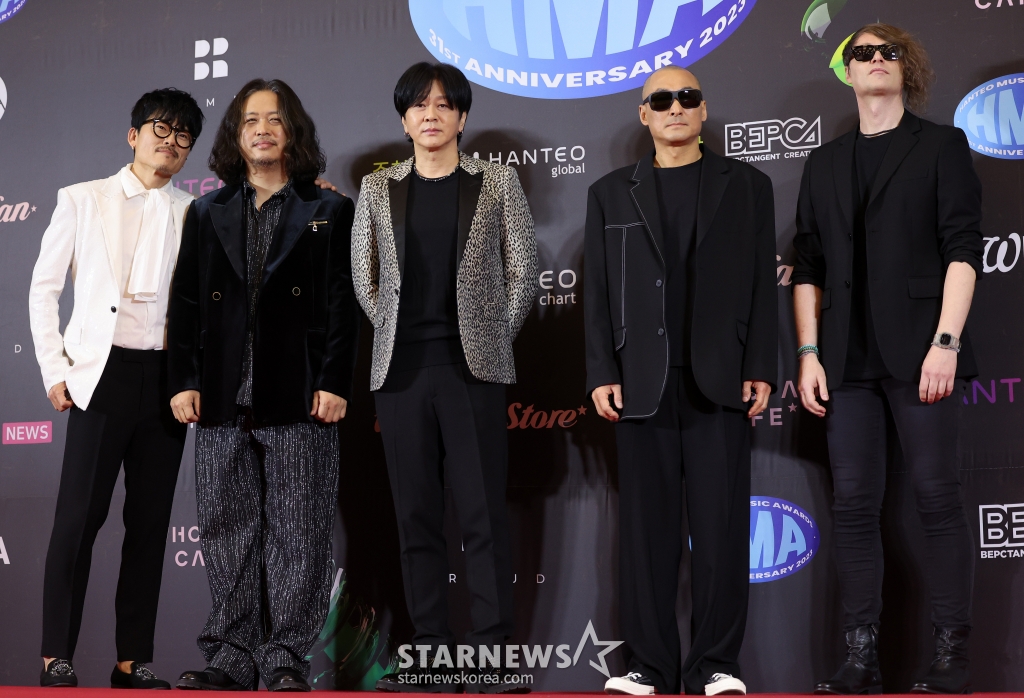(서울=뉴스1) 김진환 기자 = 락밴드 YB가 18일 오후 서울 중구 동대문디자인플라자(DDP)에서 열린 '31주년 한터뮤직어워즈 2024' 레드카펫 행사에 참석해 포즈를 취하고 있다. 2024.2.18/뉴스1 Copyright (C) 뉴스1. All rights reserved. 무단 전재 및 재배포, AI학습 이용 금지. /사진=(서울=뉴스1) 김진환 기자