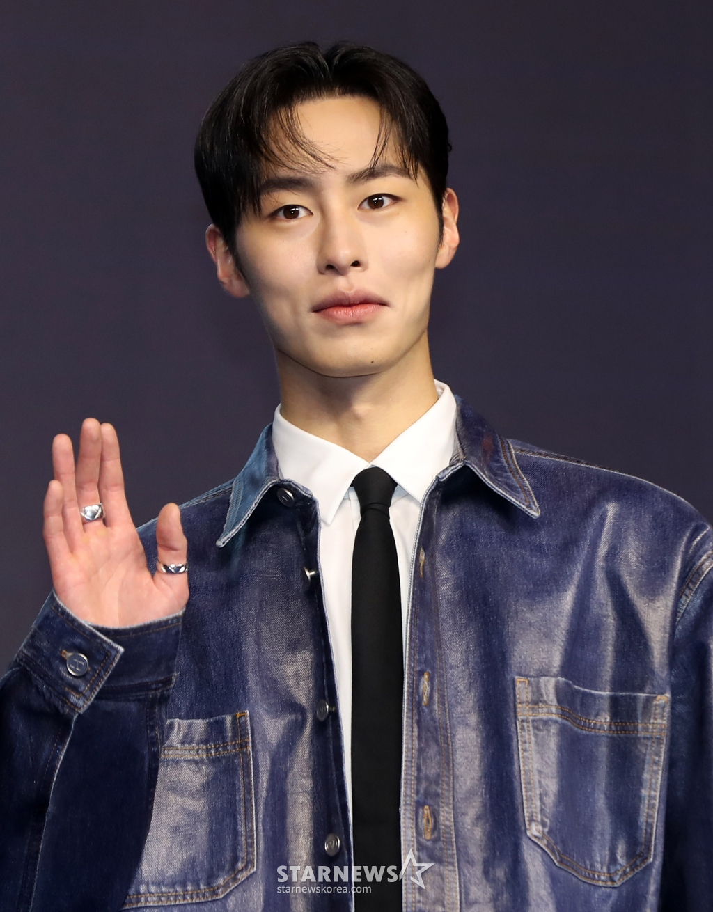 [서울=뉴시스] 김혜진 기자 = 배우 이재욱이 26일 오전 서울 종로구 JW 메리어트 동대문 스퀘어 서울에서 열린 디즈니+ 오리지널 시리즈 '로얄로더' 제작발표회에서 포즈를 취하고 있다. 2024.02.26. jini@newsis.com /사진=김혜진