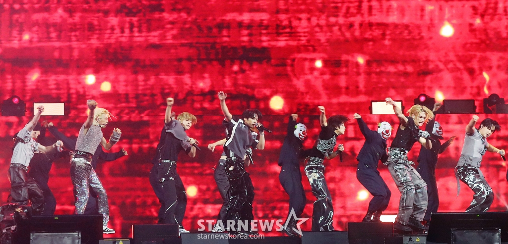 그룹 스트레이키즈(Stray Kids)가 지난 14일 필리핀 아레나에서 열린 '2023 아시아 아티스트 어워즈 인 필리핀'(2023 Asia Artist Awards IN THE PHILIPPINES, 이하 '2023 AAA')에서 멋진 무대를 선보이고 있다. 스트레이키즈는 '2023 AAA'에서 AAA 올해의 스테이지, AAA 페뷸러스, AAA 베스트 크리에이터 등 3관왕을 차지했다. '2023 AAA'는 스타뉴스가 주최한다. /사진=김창현 기자