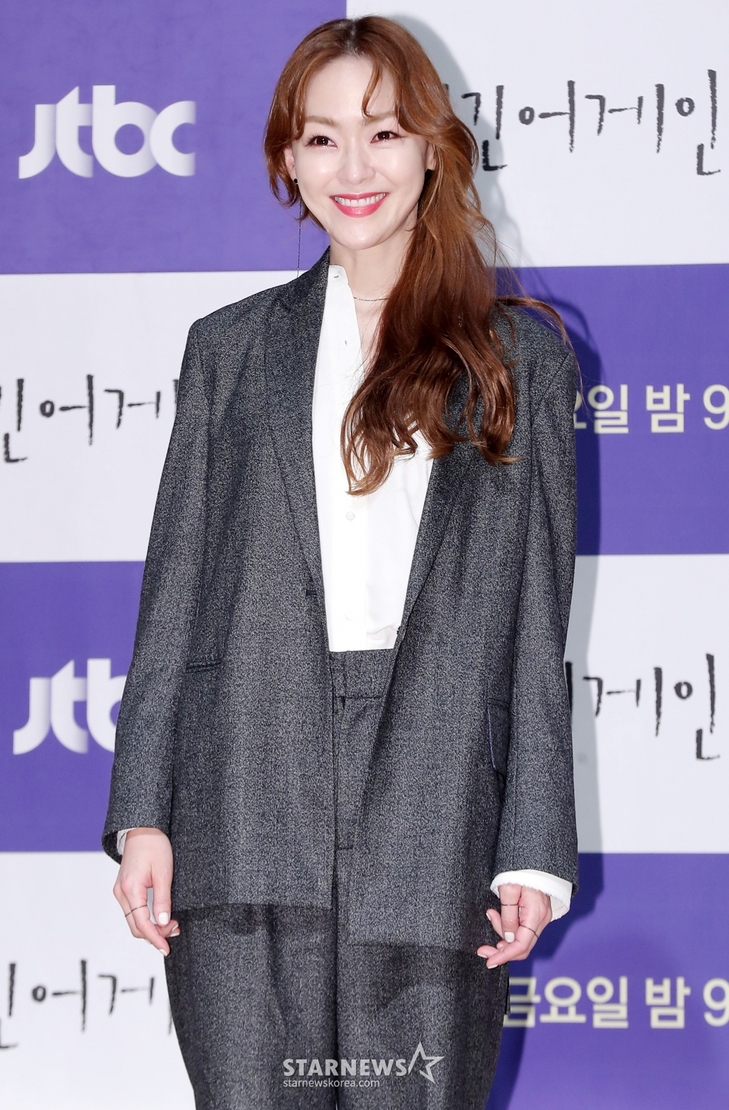 자우림 김윤아가 30일 오후 서울 마포구 상암동 JTBC사옥에서 열린 예능 프로그램 '비긴어게인2' 제작발표회에서 포즈를 취하고 있다. '비긴어게인2'는 대한민국 최고의 뮤지션들이 해외의 낯선 도시에서 버스킹에 도전하는 야외 버라이어티 프로그램이다. /사진=김창현 기자 chmt@