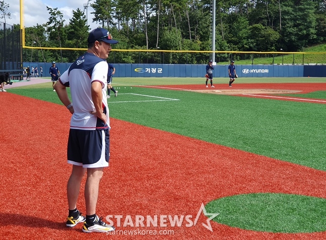박계원 U-18 야구대표팀 감독이 30일 부산 기장-현대차 드림 볼파크에서 열린 훈련 마지막 날 선수들을 지켜보고 있다. /사진=양정웅 기자