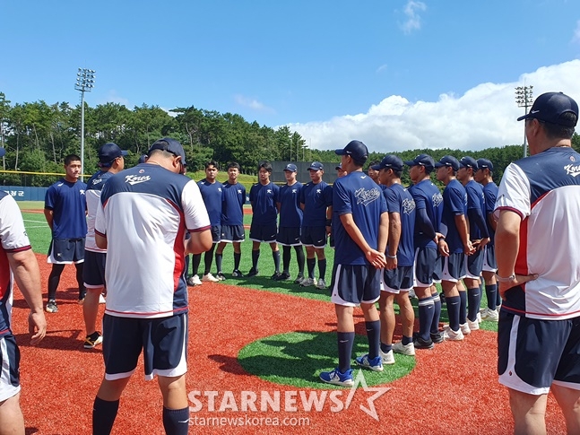 U-18 야구대표팀 선수단이 30일 부산 기장-현대차 드림 볼파크에서 열린 훈련 마지막 날 미팅을 기지고 있다. /사진=양정웅 기자