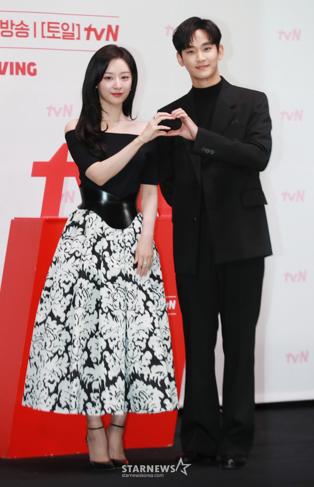 배우 김지원, 김수현이 7일 오전 서울 라마다신도림 호텔에서 진행된 tvN 토일드라마 '눈물의 여왕' 제작발표회에 참석해 포즈를 취하고 있다. 퀸즈 그룹 재벌 3세인 '백화점의 여왕' 홍해인과 용두리 이장 아들인 '슈퍼마켓 왕자' 백현우 3년차 부부의 아찔한 위기와 기적처럼 다시 시작되는 사랑 이야기 '눈물의 여왕'은 오는 9일 첫 방송된다. /2024.03.07 /사진=이동훈