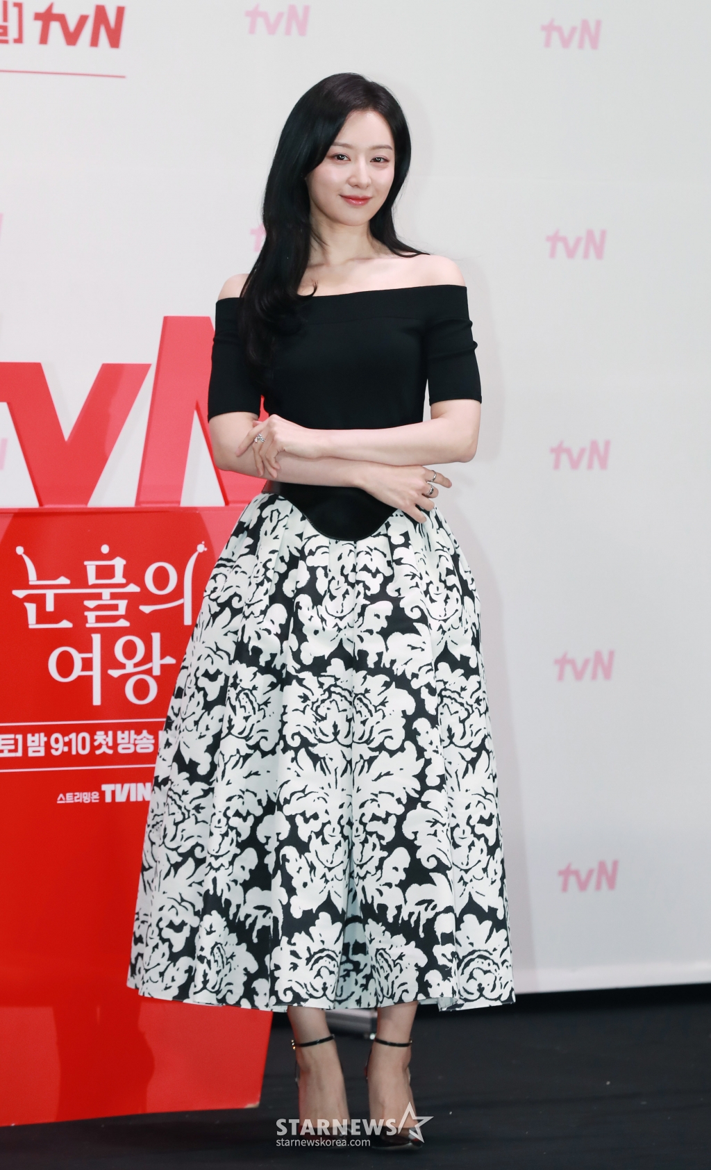 배우 김지원이 7일 오전 서울 라마다신도림 호텔에서 진행된 tvN 토일드라마 '눈물의 여왕' 제작발표회에 참석해 포즈를 취하고 있다. 퀸즈 그룹 재벌 3세인 '백화점의 여왕' 홍해인과 용두리 이장 아들인 '슈퍼마켓 왕자' 백현우 3년차 부부의 아찔한 위기와 기적처럼 다시 시작되는 사랑 이야기 '눈물의 여왕'은 오는 9일 첫 방송된다. /2024.03.07 /사진=이동훈