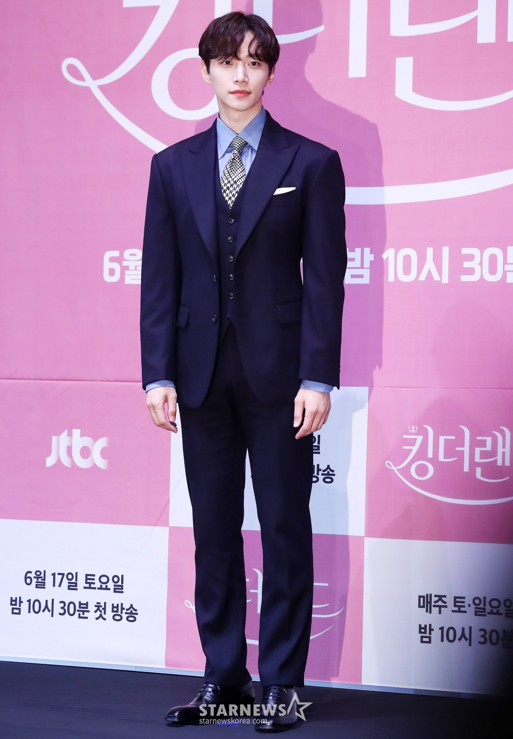 가수 겸 배우 이준호가 15일 오후 서울 구로구 라마다 서울 신도림호텔에서 진행된 JTBC 토일드라마 '킹더랜드' 제작발표회에 참석해 포즈를 취하고 있다. '킹더랜드'는 웃음을 경멸하는 남자 구원과 웃어야만 하는 스마일 퀸 천사랑이 호텔리어의 꿈인 VVIP 라운지 '킹더랜드'에서 진짜 환하게 웃을 수 있는 날을 만들어가는 이야기를 그린 드라마로 오는 17일 오후 10시 30분에 첫 방송된다. 2023.06.15