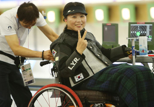 여자 사격 간판 이윤리가 30일(한국시간) 프랑스 샤토루 슈팅센터에서 열린 2024 파리 패럴림픽 사격 여자 10m 공기소총 입사(스포츠등급 SH1) 결선에서 은메달을 획득하고 포즈를 취하고 있다. /사진=대한장애인체육회 제공