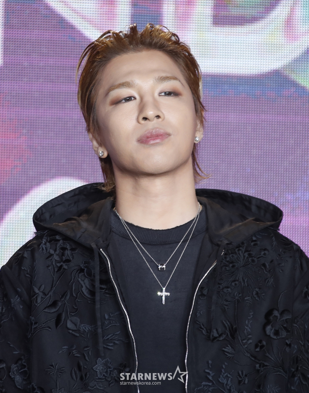 (서울=뉴스1) 권현진 기자 = 빅뱅 태양이 12일 오전 서울 성동구 에스팩토리에서 열린 Mnet 서바이벌 프로그램 'I-LAND2 : N/a' 제작발표회에서 포즈를 취하고 있다. '아이랜드2'는 세상에 없던 아이코닉한 컬래버레이션으로 탄생될 걸그룹 데뷔 프로젝트다. 2034.4.12/뉴스1 Copyright (C) 뉴스1. All rights reserved. 무단 전재 및 재배포, AI학습 이용 금지. /사진=(서울=뉴스1) 권현진 기자