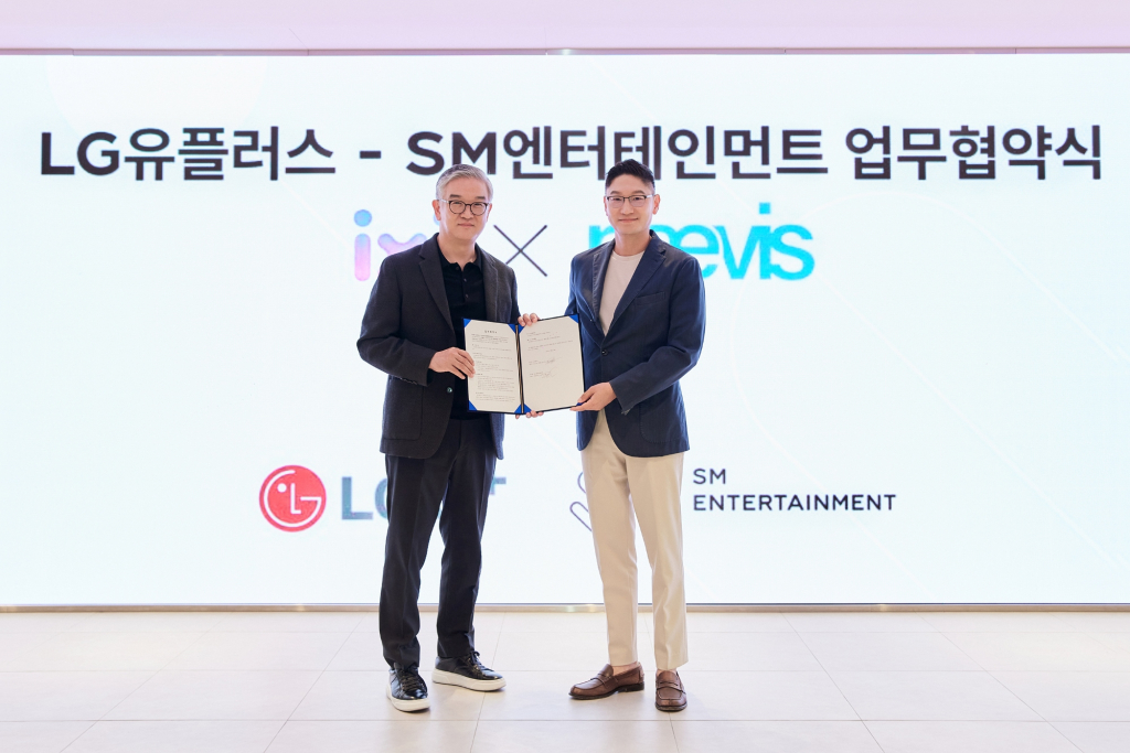 /사진=SM엔터테인먼트는 지난 29일 서울 성수동 SM사옥에서 LG유플러스와 AI기반 콘텐츠 관련 업무협약식을 진행했다. (좌) 정수헌 LG유플러스 컨슈머부문장(부사장), 탁영준 SM 공동대표(우)