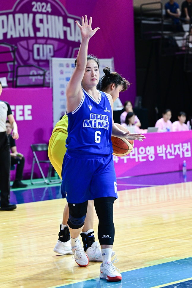 삼성생명 김아름이 지난달 31일 아산이순신체육관에서 열린 2024 우리은행 박신자컵 B조 조별예선 캐세이라이프(대만)와 경기에 나서고 있다. /사진=WKBL 제공