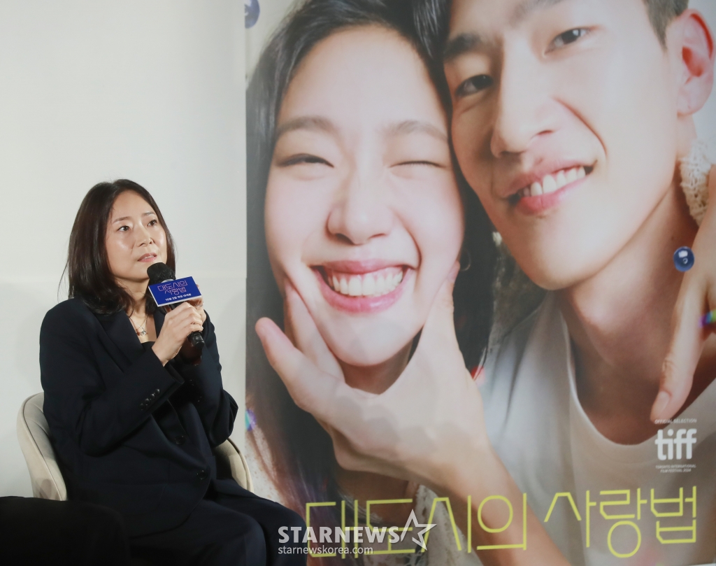 이언희 감독이 2일 오전 서울 메가박스 성수점에서 진행된 영화 '대도시의 사랑법'(감독 이언희) 제작발표회에 참석해 질문에 답하고 있다. 눈치보는 법이 없는 자유로운 영혼의 재희(김고은)와 세상과 거리두는 법에 익숙한 흥수(노상현)가 동거동락하며 펼치는 그들만의 사랑법을 그린 영화 '대도시의 사랑법'은 오는 10월 2일 개봉한다. /2024.09.02 /사진=이동훈