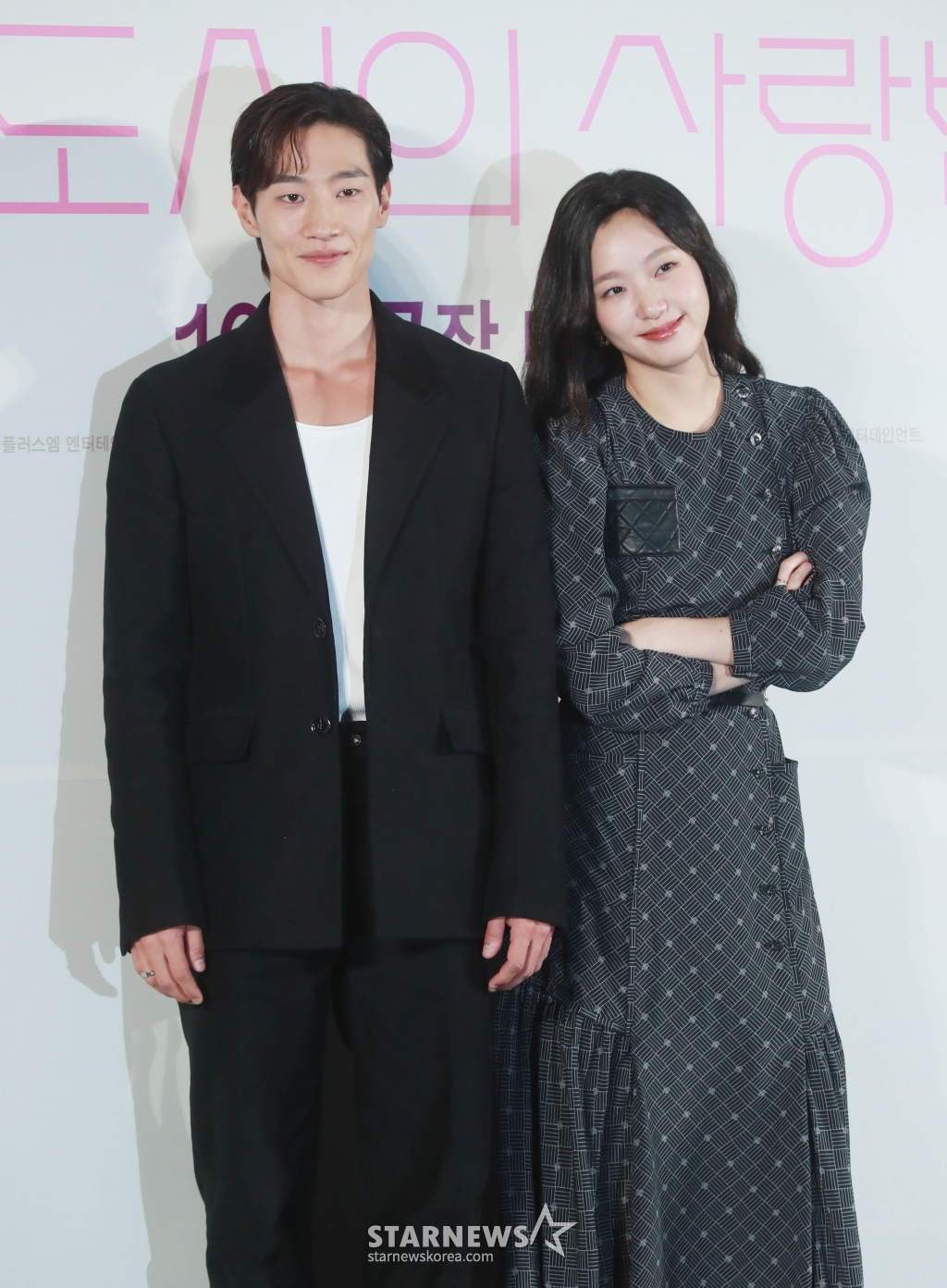 배우 노상현, 김고은이 2일 오전 서울 메가박스 성수점에서 진행된 영화 '대도시의 사랑법'(감독 이언희) 제작발표회에 참석해 포즈를 취하고 있다. 눈치보는 법이 없는 자유로운 영혼의 재희(김고은)와 세상과 거리두는 법에 익숙한 흥수(노상현)가 동거동락하며 펼치는 그들만의 사랑법을 그린 영화 '대도시의 사랑법'은 오는 10월 2일 개봉한다. /2024.09.02 /사진=이동훈