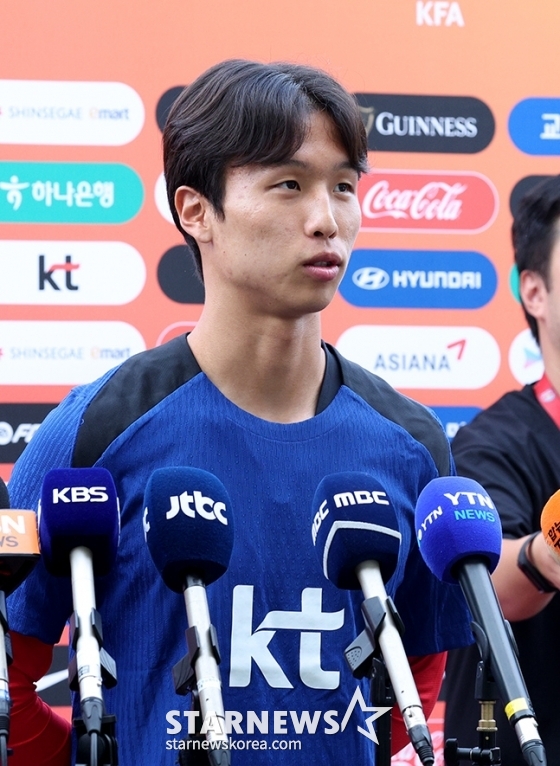 홍명보 감독이 이끄는 축구대표팀이 팔레스타인전을 앞두고 2일 오후 경기도 고양종합운동장에서 첫 소집 훈련을 진행했다. 엄지성이 훈련에 앞서 인터뷰를 진행하고 있다. 축구대표팀은 5일 서울월드컵경기장에서 2026 FIFA 북중미 월드컵 팔레스타인 전을 치른다. /사진=김진경 대기자