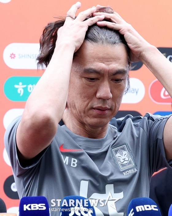 홍명보 감독이 이끄는 축구대표팀이 팔레스타인전을 앞두고 2일 오후 경기도 고양종합운동장에서 첫 소집 훈련을 진행했다. 홍명보 감독이 훈련에 앞서 인터뷰를 진행하고 있다. 축구대표팀은 5일 서울월드컵경기장에서 2026 FIFA 북중미 월드컵 팔레스타인 전을 치른다. /사진=김진경 대기자