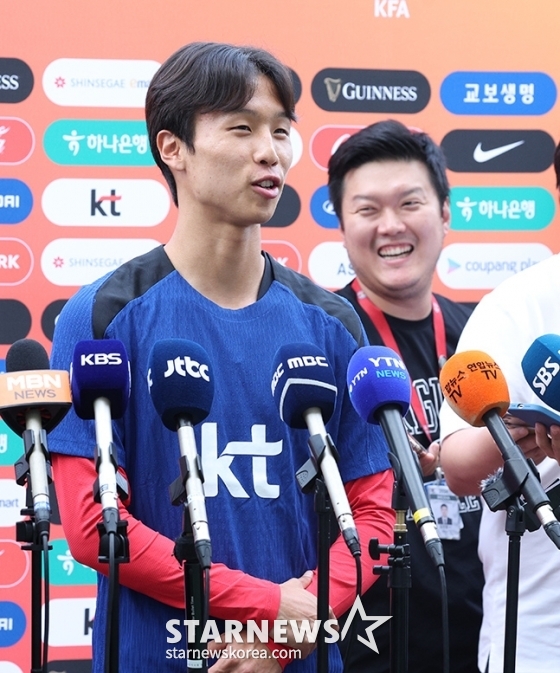 홍명보 감독이 이끄는 축구대표팀이 팔레스타인전을 앞두고 2일 오후 경기도 고양종합운동장에서 첫 소집 훈련을 진행했다. 이재성이 훈련에 앞서 인터뷰를 진행하고 있다. 축구대표팀은 5일 서울월드컵경기장에서 2026 FIFA 북중미 월드컵 팔레스타인 전을 치른다. /사진=김진경 대기자