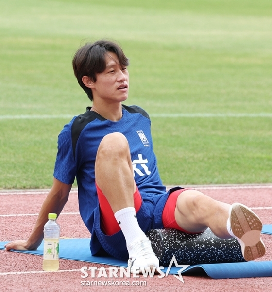 홍명보 감독이 이끄는 축구대표팀이 팔레스타인전을 앞두고 2일 오후 경기도 고양종합운동장에서 첫 소집 훈련을 진행했다. 이재성이 스트레칭 훈련을 하고 있다. 축구대표팀은 5일 서울월드컵경기장에서 2026 FIFA 북중미 월드컵 팔레스타인 전을 치른다. /사진=김진경 대기자