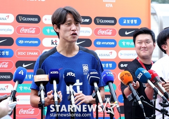 홍명보 감독이 이끄는 축구대표팀이 팔레스타인전을 앞두고 2일 오후 경기도 고양종합운동장에서 첫 소집 훈련을 진행했다. 이재성이 훈련에 앞서 인터뷰를 진행하고 있다. 축구대표팀은 5일 서울월드컵경기장에서 2026 FIFA 북중미 월드컵 팔레스타인 전을 치른다. /사진=김진경 대기자
