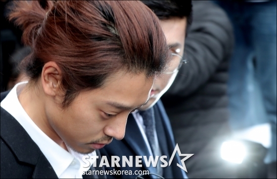 성관계 동영상 불법 촬영 및 유포 혐의로 구속된 가수 정준영이 29일 서울 종로경찰서에서 서울지방검찰청으로 송치되고 있다.