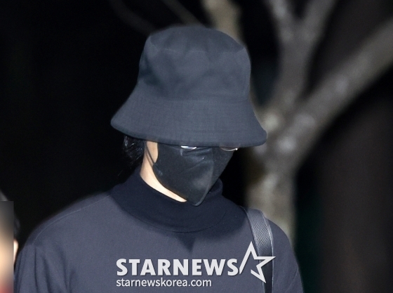 (목포=뉴스1) 김태성 기자 = ``집단 성폭행 혐의로 실형에 처해졌던 가수 정준영(35)이 19일 오전 전남 목포교도소에서 형기를 마치고 출소하고 있다. 정준영은 최종훈과 허모 씨, 권모 씨, 김모 씨 등 이른바 '정준영 단톡방' 멤버들과 지난 2016년 1월 강원 홍천과 같은 해 3월 대구에서 여성을 만취시키고 집단 성폭행을 했다는 혐의를 받았다.이와 함께 정준영은 2015년 말부터 수개월 간 단체 채팅방에서 자신이 찍은 여성들과의 부적절한 영상을 여러 차례 공유한 혐의(성폭력처벌법 위반)도 받았다. 2024.3.19/뉴 /사진=(목포=뉴스1) 김태성 기자