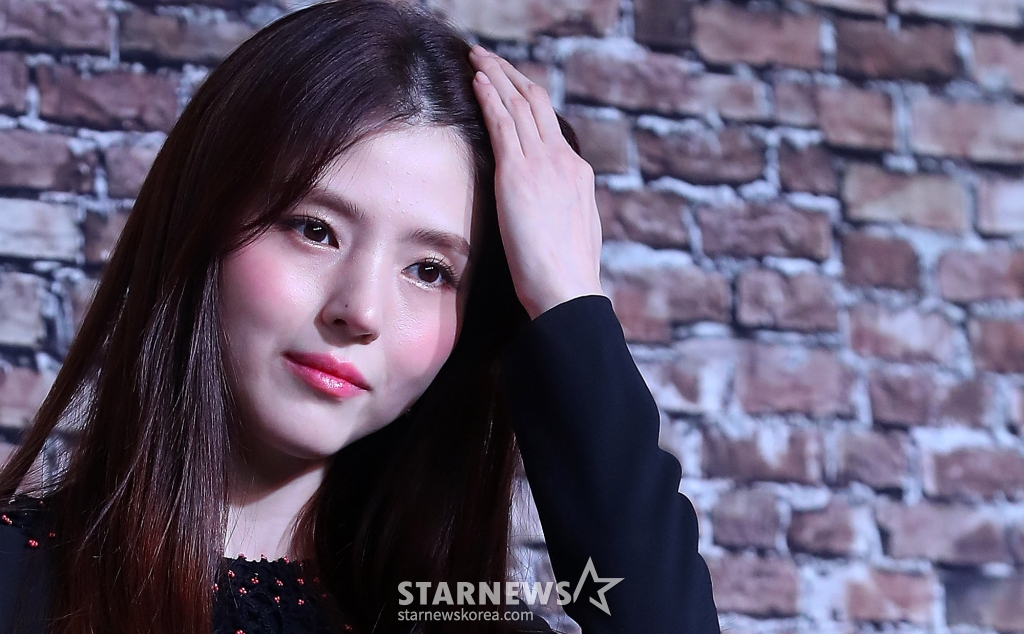 배우 한소희가 19일 오전 서울 용산구 레이어20 스튜디오에서 진행된 넷플릭스 시리즈 '경성크리처 파트1' 제작발표회에 참석해 포즈를 취하고 있다. '경성크리처'는 시대의 어둠이 가장 짙었던 1945년 봄, 생존이 전부였던 두 청춘이 탐욕 위에 탄생한 괴물과 맞서는 이야기다. '경성크리처' 파트1은 2023년 12월 22일, 파트2는 2024년 1월 5일 넷플릭스에서 공개된다. 2023.12.19 /사진=김창현