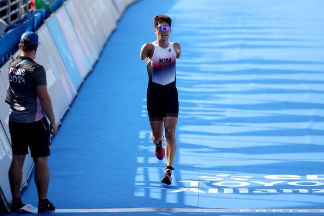 김황태가 2일(현지시간) 파리 패럴림픽 트라이애슬론에서 달리기를 하고 있다. /사진=대한장애인체육회 제공