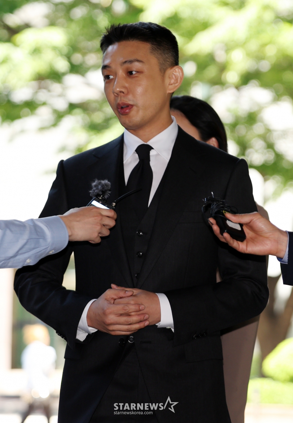 (서울=뉴스1) 김명섭 기자 = 마약 상습 투약 혐의로 불구속 기소된 배우 유아인(본명 엄홍식)이 14일 오후 서울 서초구 서울중앙지법에서 열린 5차 공판에 출석하고 있다. 2024.5.14/뉴스1  Copyright (C) 뉴스1. All rights reserved. 무단 전재 및 재배포,  AI학습 이용 금지. /사진=(서울=뉴스1) 김명섭 기자