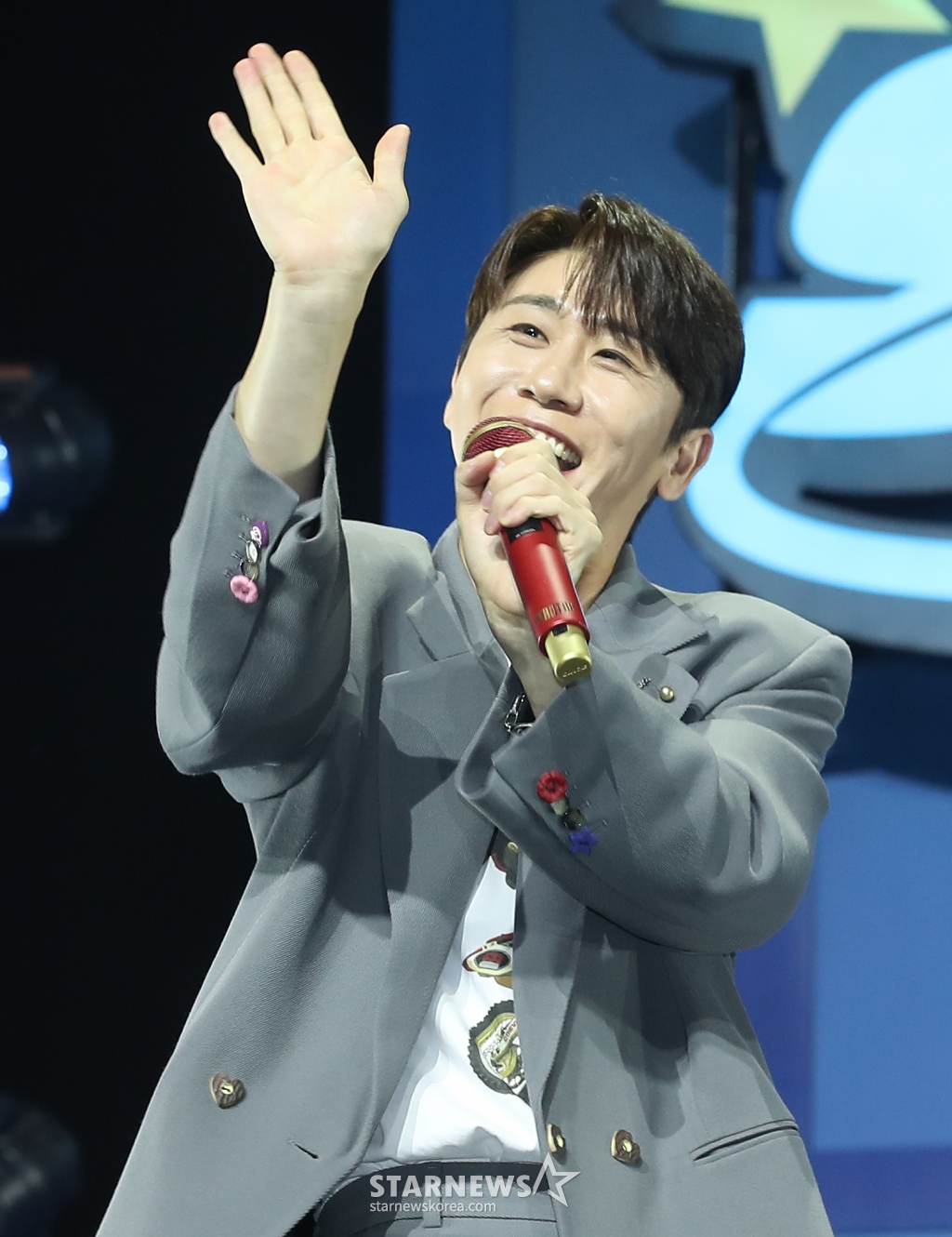 (서울=뉴스1) 권현진 기자 = 가수 영탁이 3일 서울 용산구 블루스퀘어 마스터카드홀에서 가진 새 미니 앨범 '슈퍼슈퍼'(SuperSuper) 발매 쇼케이스에서 타이틀 곡 포인트 안무를 산보이고 있다. 2024.9.3/뉴스1 Copyright (C) 뉴스1. All rights reserved. 무단 전재 및 재배포, AI학습 이용 금지. /사진=(서울=뉴스1) 권현진 기자