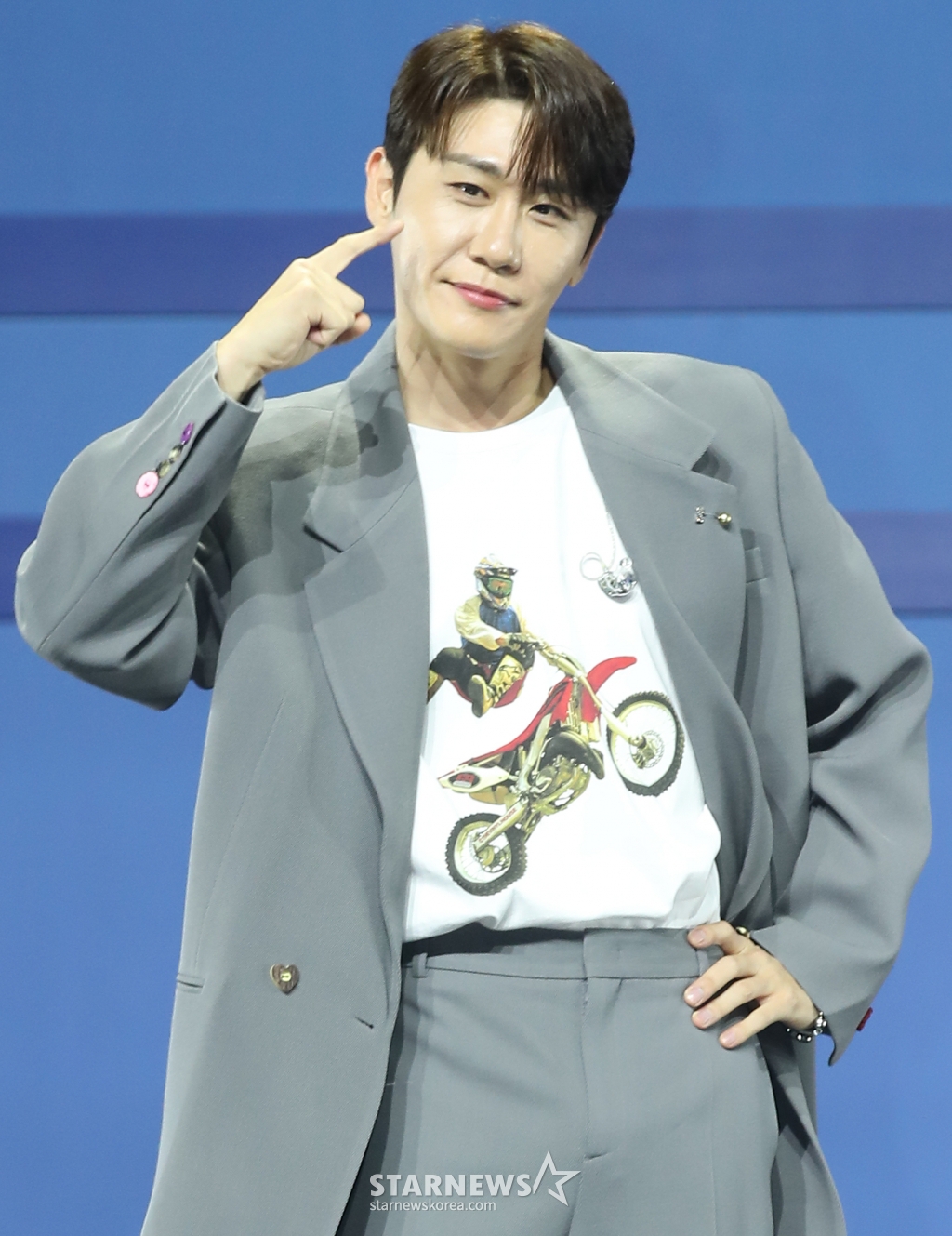 (서울=뉴스1) 권현진 기자 = 가수 영탁이 3일 서울 용산구 블루스퀘어 마스터카드홀에서 가진 새 미니 앨범 '슈퍼슈퍼'(SuperSuper) 발매 쇼케이스에서 포즈를 취하고 있다. 2024.9.3/뉴스1 Copyright (C) 뉴스1. All rights reserved. 무단 전재 및 재배포, AI학습 이용 금지. /사진=(서울=뉴스1) 권현진 기자