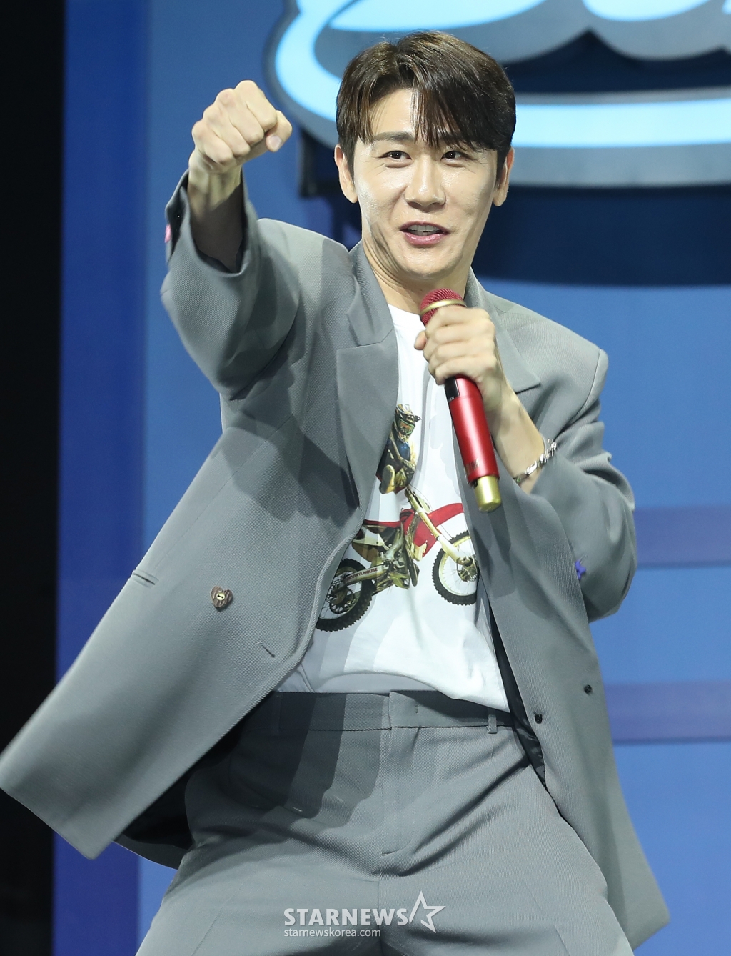 (서울=뉴스1) 권현진 기자 = 가수 영탁이 3일 서울 용산구 블루스퀘어 마스터카드홀에서 가진 새 미니 앨범 '슈퍼슈퍼'(SuperSuper) 발매 쇼케이스에서 타이틀 곡 포인트 안무를 선보이고 있다. 2024.9.3/뉴스1 Copyright (C) 뉴스1. All rights reserved. 무단 전재 및 재배포, AI학습 이용 금지. /사진=(서울=뉴스1) 권현진 기자