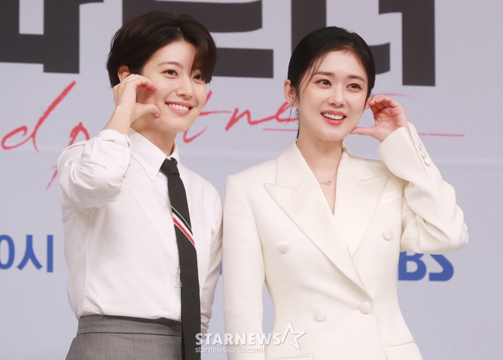 배우 남지현, 장나라가 10일 오후 서울 목동 SBS 사옥에서 진행된 금토드라마 '굿파트너' 제작발표회에 참석해 포즈를 취하고 있다. 이혼이 ‘천직’인 스타변호사 차은경과 이혼은 ‘처음’인 신입변호사 한유리의 차갑고 뜨거운 휴먼 법정 오피스 드라마 '굿파트너'는 오는 12일 첫 방송된다. /2024.07.10 /사진=이동훈