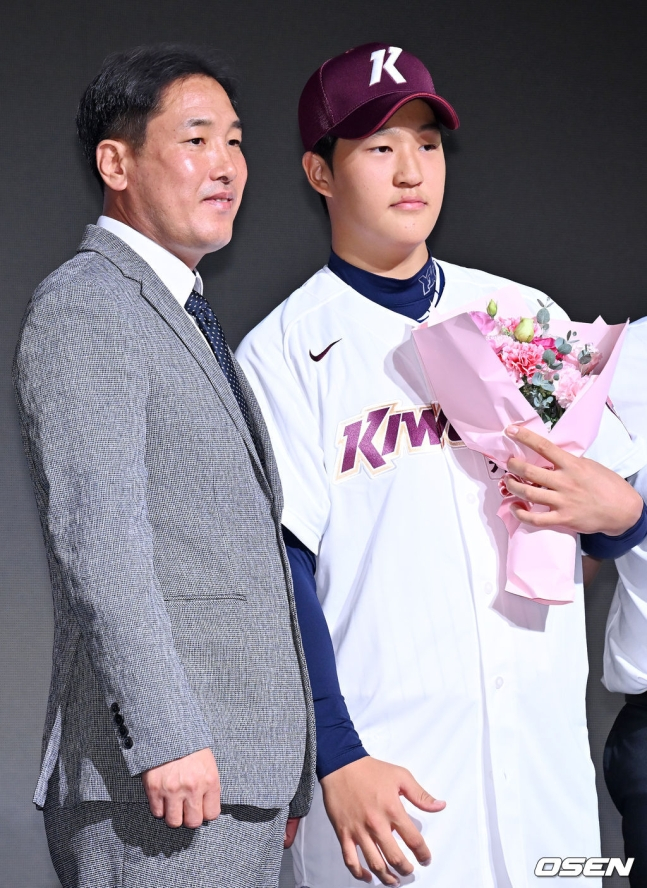 지난해 신인 드래프트에서 키움에 1라운드 8순위로 지명된 전준표(오른쪽)가 고형욱 키움 단장과 함께 포토 타임을 갖고 있다. /사진=OSEN
